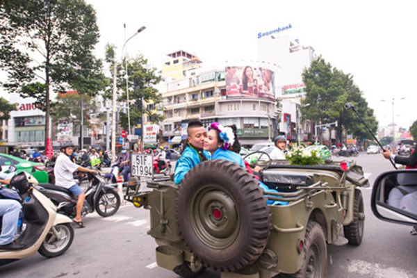 Đoàn rước dâu bằng dàn mô tô cổ gây náo loạn đường phố Sài Gòn