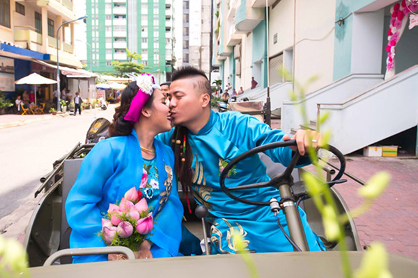 Đạo diễn Thanh Nhân - DJ Wang Trần mặc áo dài, cưỡi xe cổ trong lễ rước dâu