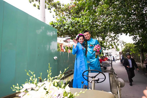 Màn rước dâu náo loạn đường phố Sài Gòn với dàn môtô cổ