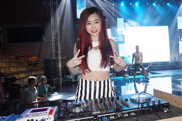Hot girl nhóm X5 tái xuất bên cạnh DJ Wang Trần